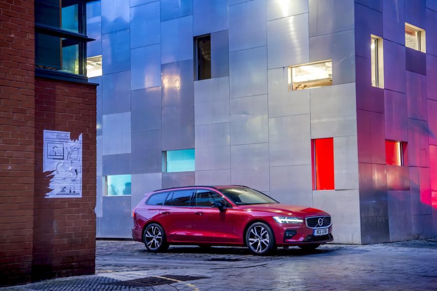  Volvo V60 T5 R-Design 2018 года  (UK) (фото 1 из 40)